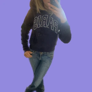 skiit snygg ”PARIS” hoddie💙  - Jätte fin nästan helt oanvänd hoddie ifrån H&M med Paris tryck! Skulle vilja behålla men tog fel storlek🫠 köparen står för hela frakten även om de blir mer än planerat!❤️❤️