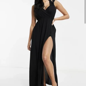 Långklänning - Säljer min otroligt fina och sköna klänning då den inte kommer till användning något mer. Tunn i materialet. Använd en gång på min bal.