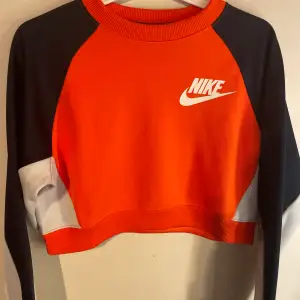 Sweatshirt från Nike använd endast max 3 gånger i storlek S. Säljer då den inte kommer till någon användning, lite kortare i modellen.