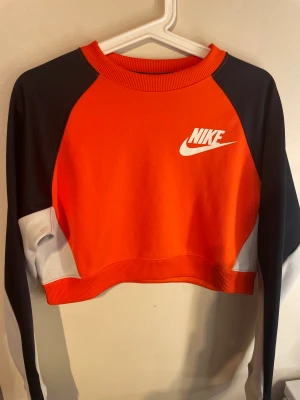 Sweatshirt  - Sweatshirt från Nike använd endast max 3 gånger i storlek S. Säljer då den inte kommer till någon användning, lite kortare i modellen.