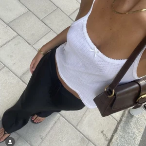 Vitt linne - Super söt vit topp från brandy Melville! Är helt oanvänd endast testad💓💓 säljer eftersom de vart massa tull och fraktkostnader😁! 