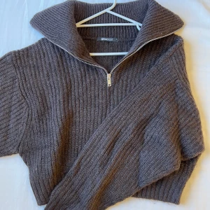 Stickad tröja - Stickad tröja med hög krage och dragkedja, storlek s. Nyskick!