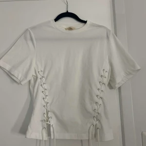 T-shirt  - Säljer min jätte fina T-shirt med knutna kors snören från hm 🤍