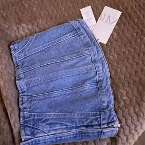Ny jeans topp från zara. Säljer den eftersom den är för små för mig.