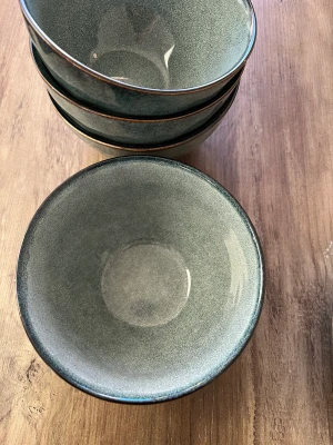 Helt nya tallrikar samt skålar - 500 kr för allt, blågrönt. Eller 100 kr styck