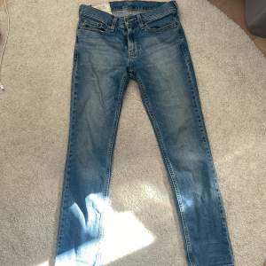 Säljer mina jeans jag köpt secondhand från Hollister! Knappt använda så inga defekter  Köparen står för frakt 
