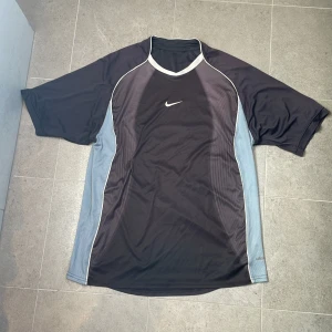 Nike middleswoosh - vintage niketröja med middleswoosh. köpt vintage men kommer ej till användning. 8/10 skick