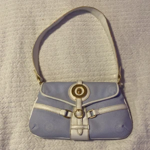 Roccobarocco  - Vacker och stiligt,en handväska från roccobarooco!🤩