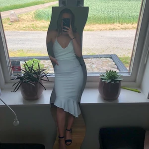 Klänning - Använd en gång till baltilfälle. Sitter tight till kroppen och korsar fint där bak