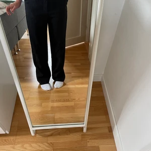 Kostymbyxor storlek 34 - Svarta kostymbyxor från Ginatricot, säljer för 80 kr + frakt