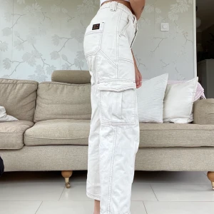 Cargo pants - Ett par snygga beiga cargopants i bra skick från Urban outfitters!  Storlek: W26 L28