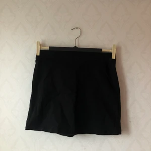 Svart minikjol - Svart minikjol, storlek S men passar XS/S