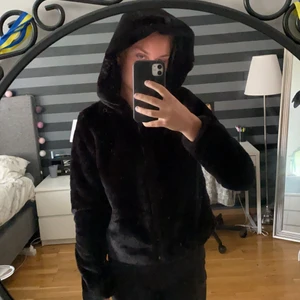 Fluff jacka - En mycket mysig jacka från Only som endast är använd 3 gånger, som ny. Stor luva och två fickor😋 Frakt tillkommer med 66kr😊