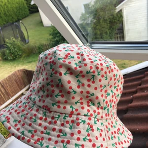  Hat  - En fin hat men körsbär på Helt oanvänd