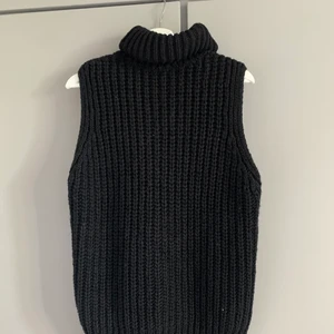 Svart poloväst  - Storlek S