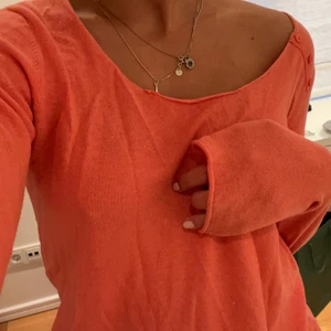 Stickad tröja - Fin rosa, tunt stickad tröja💕🌸har vingar på ryggen. I väldigt fint skick men används inte bara Tillräckligt mycket längre av mig. Från det franska märket Sud express💛Storlek M men passar Xs-M