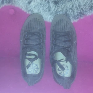 Vapormax  - Säljer nu mina vapormax för att dom är för små😅dom är i fint skick typ 7/10👍nypris 2500 säljer dom för 800👍