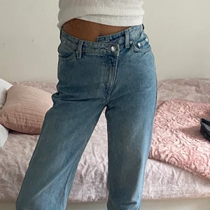 Weekday jeans - Straight weekdayjeans som jag tyvärr aldrig fick användning för. Köpta för 600kr. Jag är ca 174cm, frakt tillkommer<3