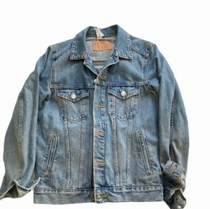 Jeansjacka - Säljer denna as fina jeansjackan perfekt nu till hösten! 💓