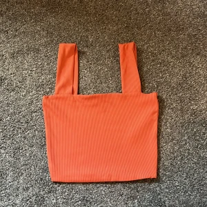 Storlek xxs  - En orange/rosa topp som används 1 gång. Passar bra i storleken.
