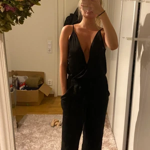 Body - Svart body  Går att knäppa eller ha öppen vid bysten