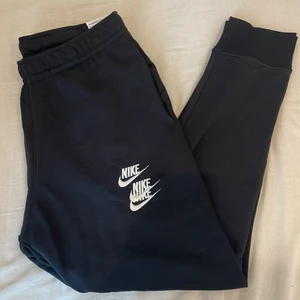 Nike mjukis - Oanvända nike byxor från Tyskland i stl M. Köpt i en Nike butik i herravdelning men det passar både tjejer o killar. Säljer den pågrund av att jag inte testade den i butiken o de visa sig att den va för stor🥰 original priset är 550. Pris kan diskuteras 😁❤️