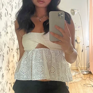 Zara topp  - Säljer min populära zara topp, fint skick & andvänd fåtal gånger 🤍 200kr + frakt 