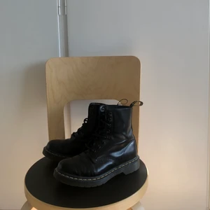 Kängor Dr. Martens  - Säljer dessa svarta, klassiska kängor från Dr.Martens. Använda några gånger, så lite slitage, men inget mer än det som syns på bilderna. Priset kan diskuteras. 