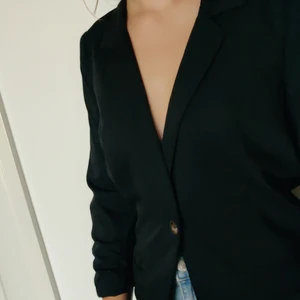 Svart kavaj  - Svart kavaj med uppsydda armar. Storlek -  det står XL men den är antagligen felmärkt,sitter som S - aldrig använt <3