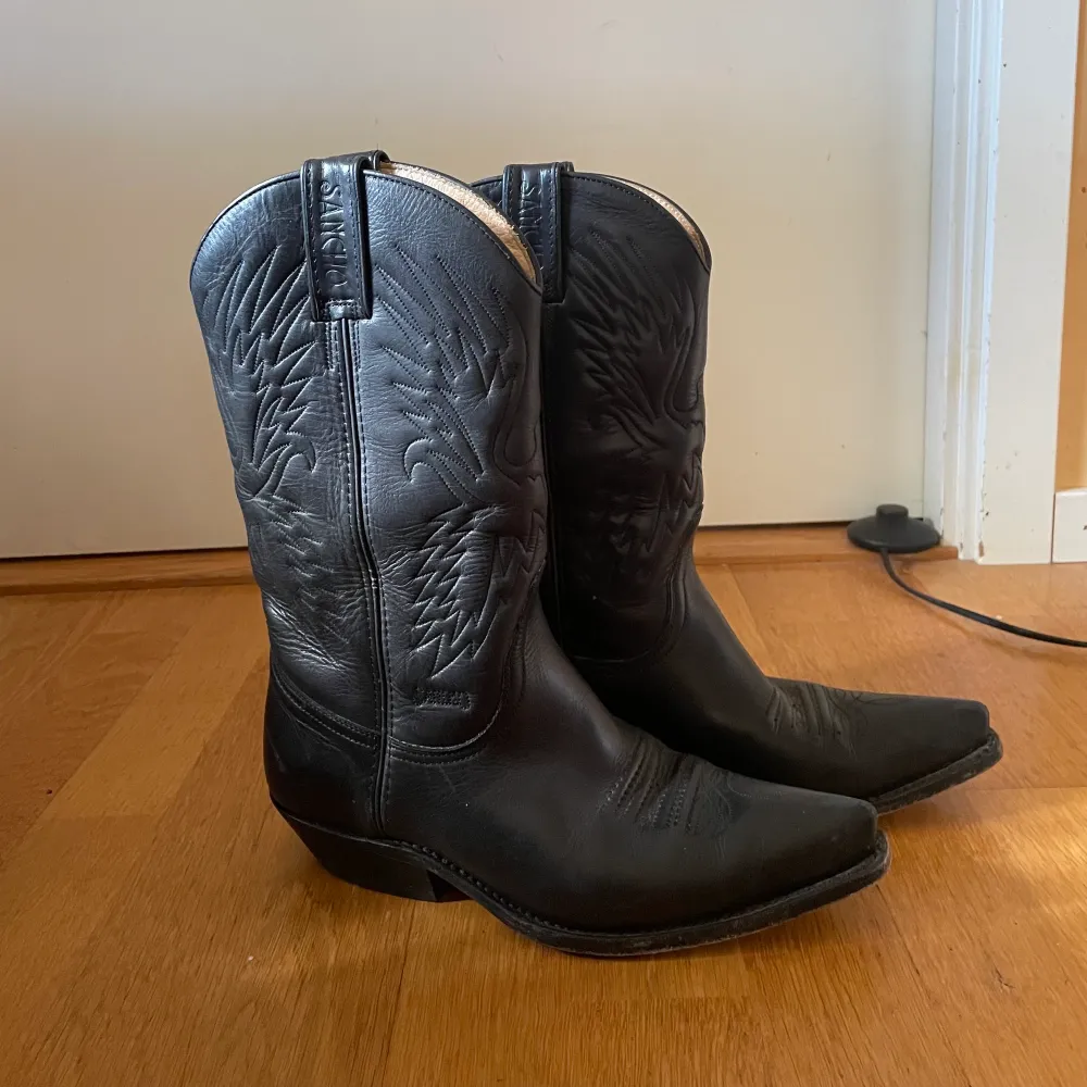 Så snygga cowboyboots från Sancho Boots! Storlek 39!  Kan mötas upp i Stockholm, köparen står för frakt annars💗. Skor.