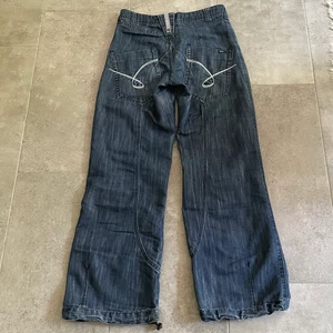 Jeans - Riktigt snygga jeans med många coola detaljer! Gillar verkligen dem men tyvärr passar de inte längre;( 