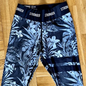 Träningstights Stronger  - Mönstrade träningstights från Stronger. Medelhög midja. Dam strl S. Nyskick.☺️