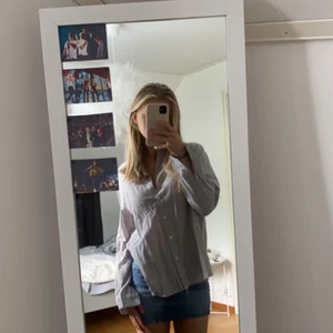 Grå linneskjorta - Superskön linneskjorta ifrån okänt märke, taget från min mammas garderob men aldrig använd pga kommer inte till användning. Lite liten i storlek. Kolla min profil för mer info och dm:a vid intresse!