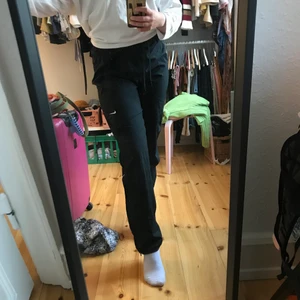 Nike byxor  - Tunna byxor från Nike. 