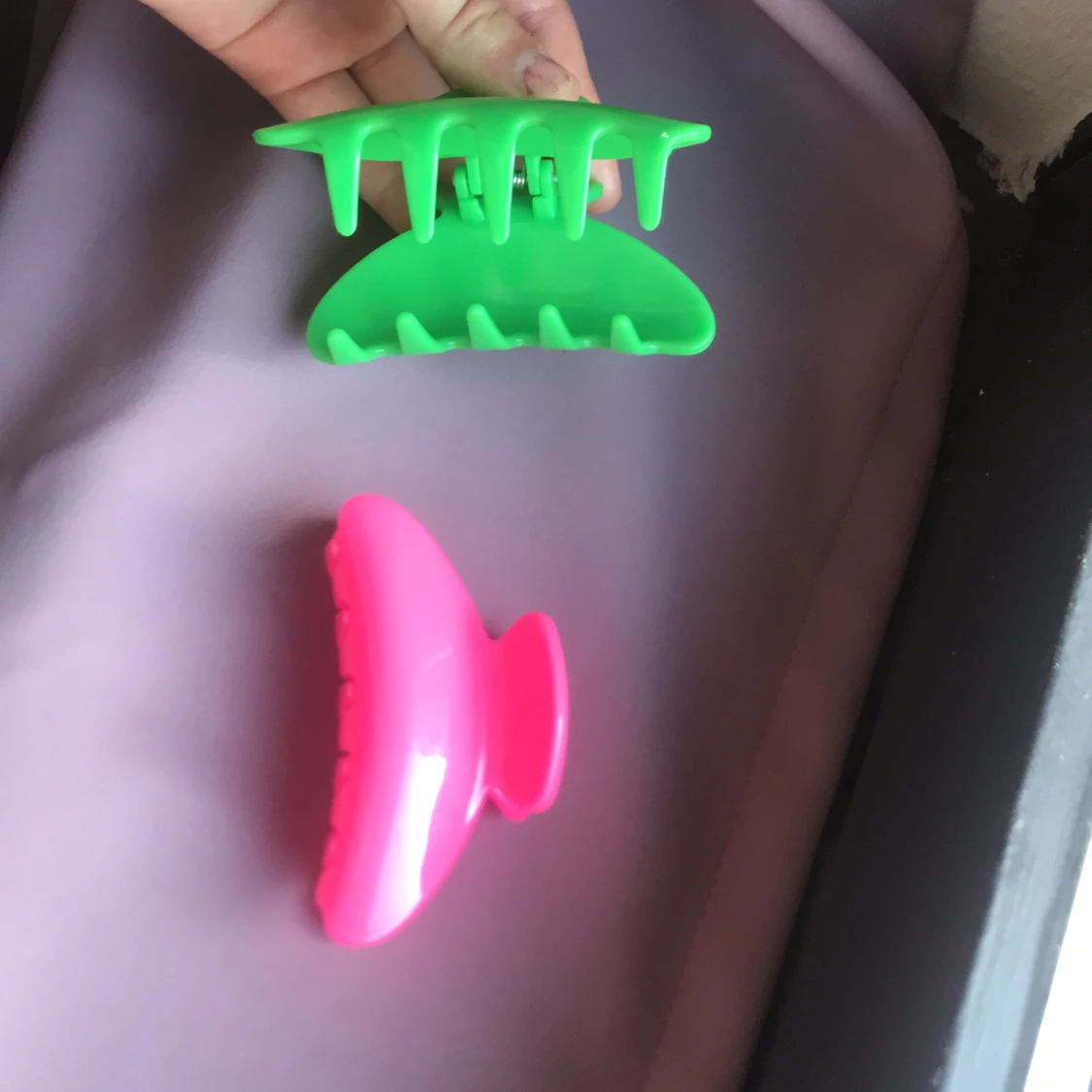 rosa och gröna hårklämor - 91