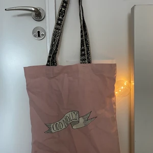 Odd Molly tygkasse  - Odd molly tygkasse jag köpt för ett par år sedan men väldigt sällan använt tyvärr. Den är använd med stor försiktighet och är i mycket fint skick. Hojta om du skulle vilja ha fler bilder eller mer information om den!✨🌷