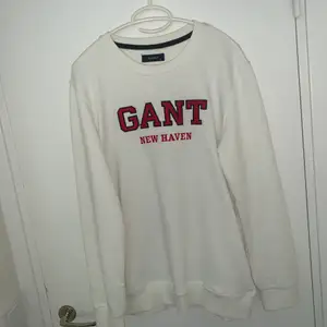 Säljer min fina Gant tröja, den är i bra skick( använd max 3 gg.)