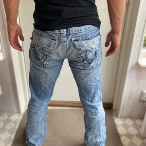 True religion jeans.  - True religion jeans i bra skick! Herr modellen ricky relaxed straight köpt direkt från deras hemsida, funkar även för tjejer.  Storlek 34 i midjan i herr storlek. 