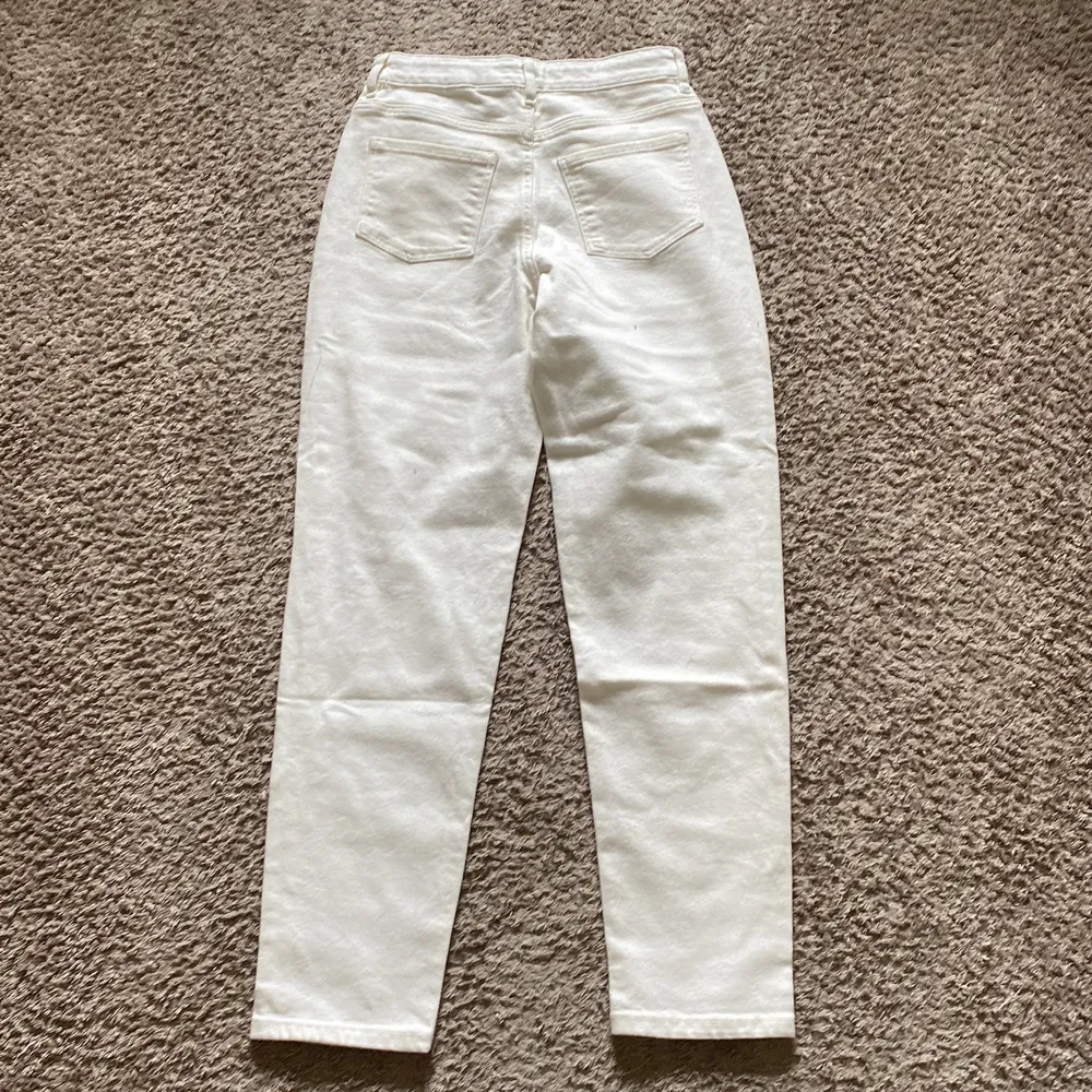 Helt oanvända, vita jeans med slitningar  i stl 158. Säljer för att dom är alldeles förstora för mig:/💗 eftersom dom aldrig är använda så är dom i nyskick! TRYCK INTE PÅ KÖP DIREKT. Jeans & Byxor.