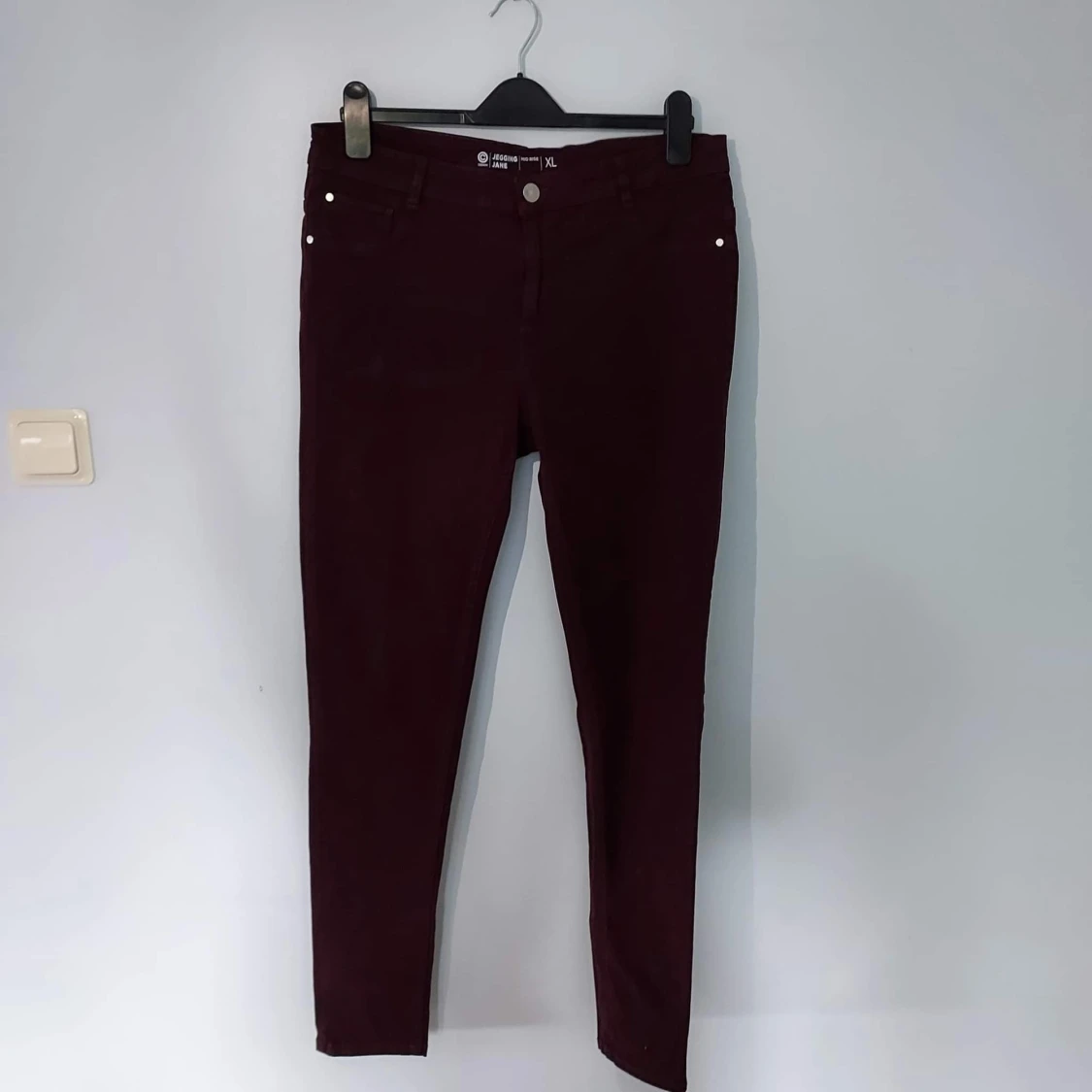 Jeggings byxor i vinrödfärg