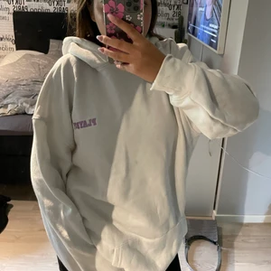 Oversized vit playboy hoodie  - Denna tröjan är ifrån playboy, den är väldigt  stor och lång men väldigt väldigt skön. Den har inte använts jätte mycket och är i bra skick förutom att färgen på hoodien inte är lika krit vit som när jag köpte den. Trycket är lika fint som när den köptes💗