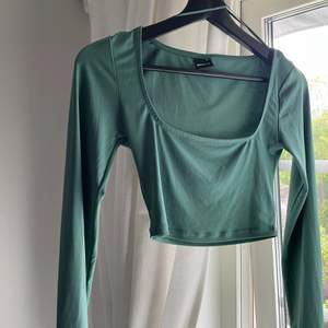 Grön croppad tröja från GinaTricot, sparsamt använd! Storlek: XS Bara att fråga efter fler bilder!💕