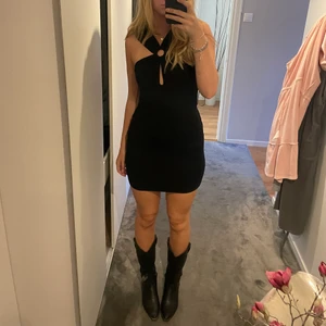 Svart klänning - Helt ny svart klänning från Zara!