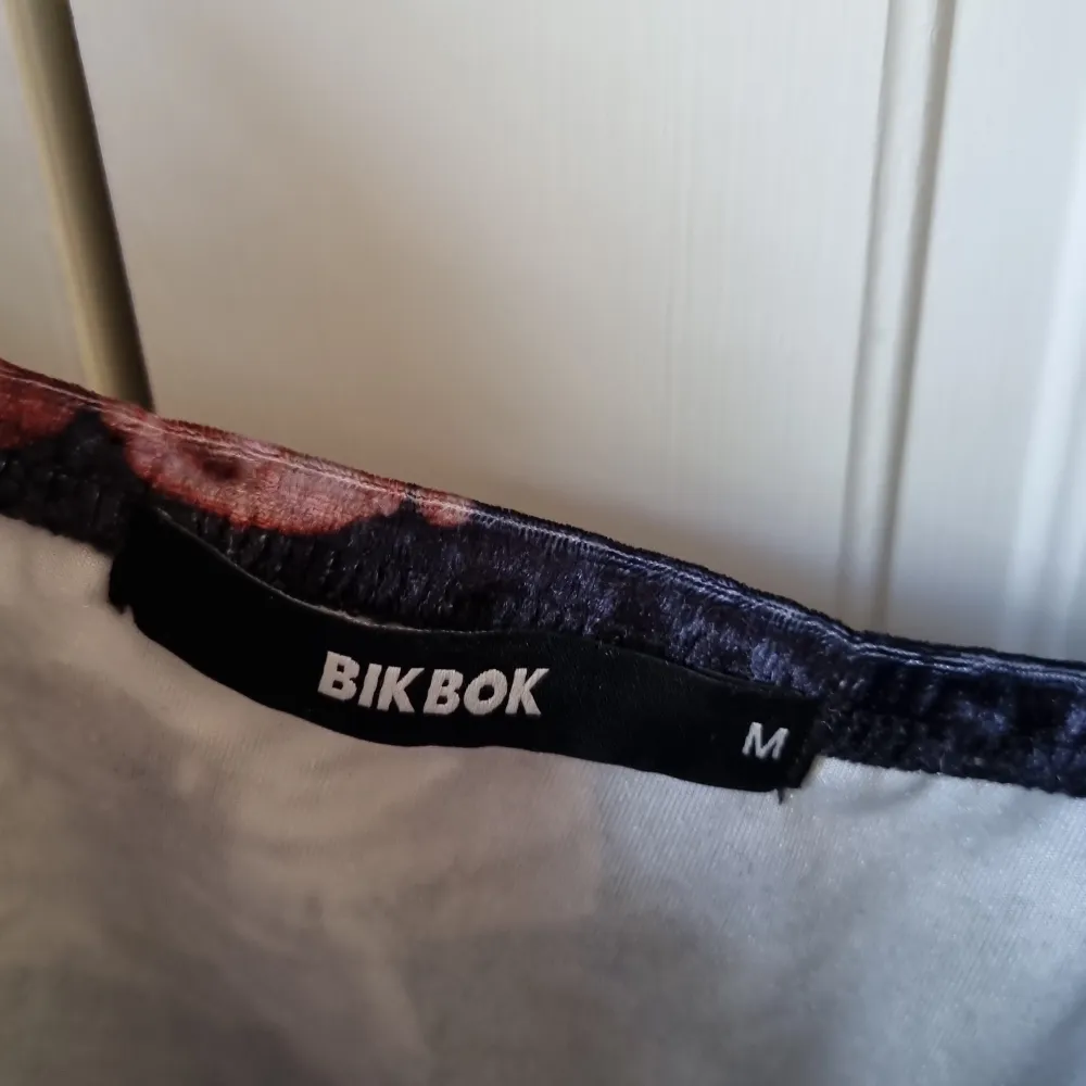 Säljer min supersnygga topp från Bikbok med justerbara axelband 🌸🌸 Knappt använd och säljer för 100kr inklusive frakten. . Toppar.