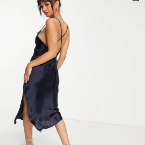 Mörkblå midi satin klänning  - Oanvänd och superfin!  Beställde fler storlekar och glömde skicka tillbaka. Slut på hemsidan. Finns i Stockholm alternativt Norrköping. Frakt 29kr.