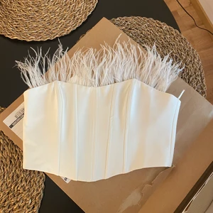 Fjäder top - Säljer denna helt nya rop från zara som är slutsåld. I vit storlek S