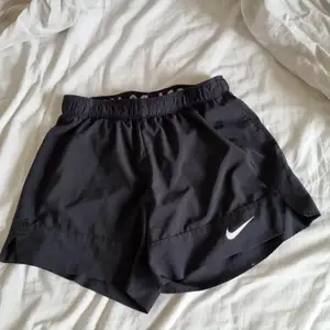 Säljer mina snygga Nike träningshorts 🌸de är knappt använda och har inbyggda tajta shorts under. Säljer för 250kr inklusive frakten 💕