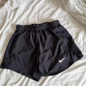 Nike träningsshorts  - Säljer mina snygga Nike träningshorts 🌸de är knappt använda och har inbyggda tajta shorts under. Säljer för 250kr inklusive frakten 💕