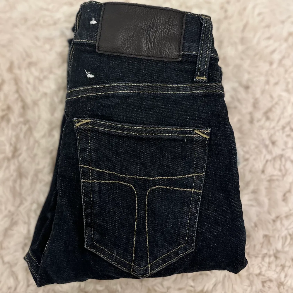 •Skinny jeans med hål från Tiger of Sweden  •Använda men fortfarande i bra skick  •Modell: KELLY •strl: 25/30. Jeans & Byxor.