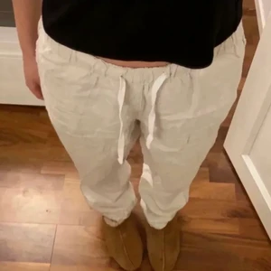 Linnebyxor  - Säljer mina älskade linnebyxor, som tyvärr va för små för mig! Använda ca 2 gånger så i gott skick!💗💗 lånade bilder